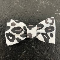 Image 1 of Barrette léopard noir et blanc