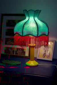 Image 5 of Abat-jour Victorien décoré de satin , franges et accents d'argent 