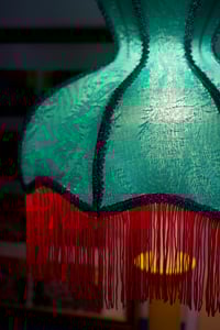 Image 6 of Abat-jour Victorien décoré de satin , franges et accents d'argent 