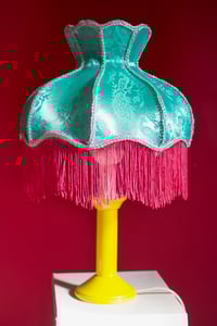 Image 7 of Abat-jour Victorien décoré de satin , franges et accents d'argent 