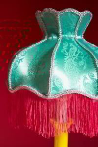 Image 4 of Abat-jour Victorien décoré de satin , franges et accents d'argent 
