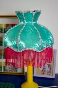 Image 9 of Abat-jour Victorien décoré de satin , franges et accents d'argent 