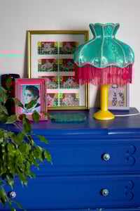 Image 1 of Abat-jour Victorien décoré de satin , franges et accents d'argent 