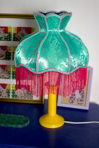 Image 2 of Abat-jour Victorien décoré de satin , franges et accents d'argent 