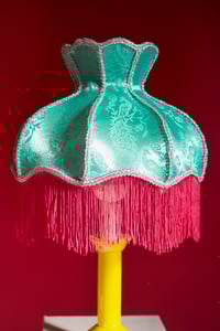 Image 11 of Abat-jour Victorien décoré de satin , franges et accents d'argent 