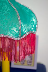Image 12 of Abat-jour Victorien décoré de satin , franges et accents d'argent 