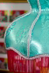 Image 13 of Abat-jour Victorien décoré de satin , franges et accents d'argent 