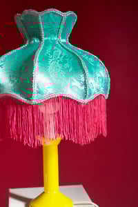 Image 14 of Abat-jour Victorien décoré de satin , franges et accents d'argent 