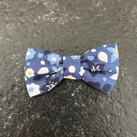 Image 1 of Barrette bleu marine fleurie