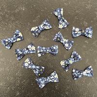 Image 2 of Barrette bleu marine fleurie