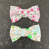 Image 1 of Barrette fleurie fluo