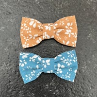 Image 1 of Barrette fleurs blanches 