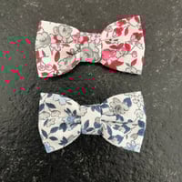 Image 1 of Barrette à fleurs grises