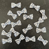 Image 3 of Barrette à fleurs grises
