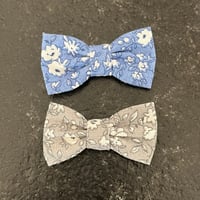Image 1 of Barrette à fleurs blanches 