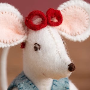 Image of Little Mouse the Librarian Felt Craft Mini Kit