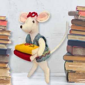 Image of Little Mouse the Librarian Felt Craft Mini Kit