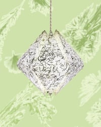 Image 1 of Stínidlo z jehličí – závěsná lampa