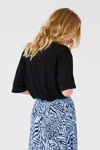 Image 2 of Camiseta Suzie Negra