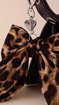 Image 3 of LÉO KNOCK CHARM 