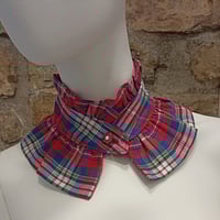 Image 1 of Cuello accesorio tipo "Pierrot" tartán rojo