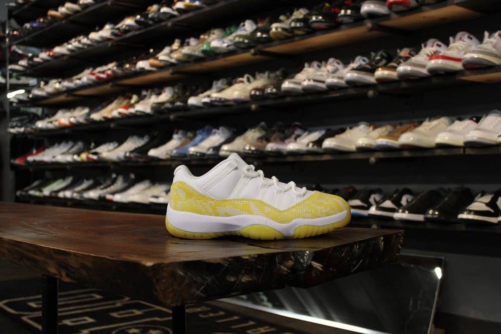 AIR JORDAN XI LOW (11) "YELLOW SNAKESKIN" WMNS