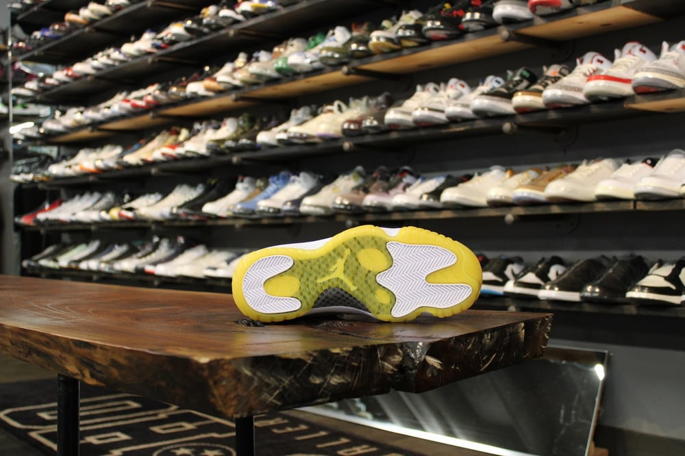 AIR JORDAN XI LOW (11) "YELLOW SNAKESKIN" WMNS