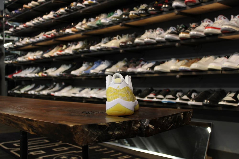 AIR JORDAN XI LOW (11) "YELLOW SNAKESKIN" WMNS