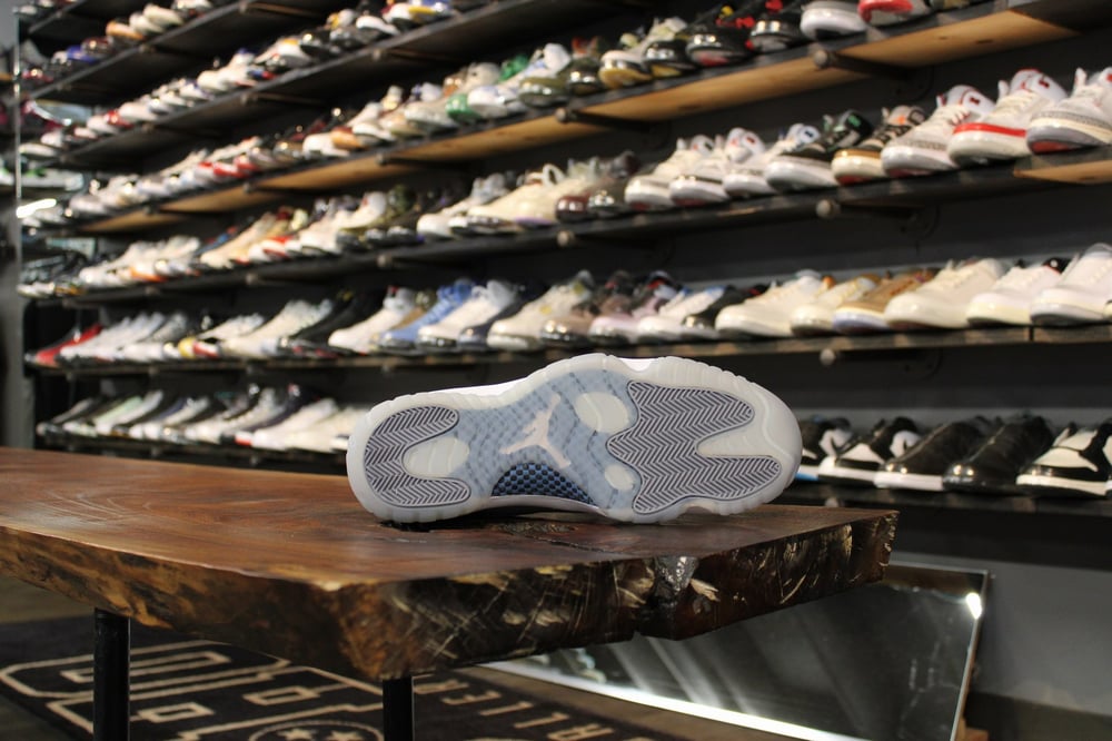 AIR JORDAN XI LOW (11) "CEMENT GREY/UNI BLUE"