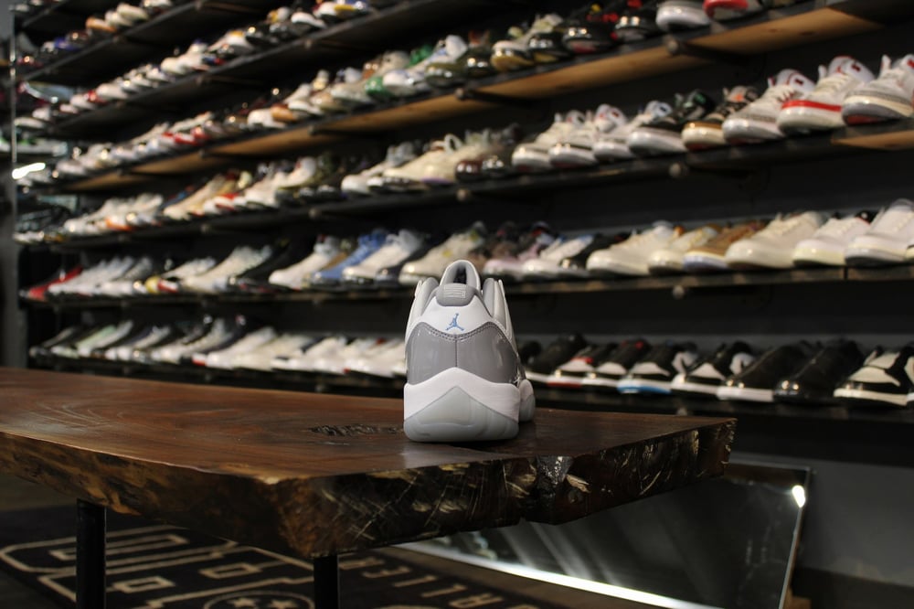 AIR JORDAN XI LOW (11) "CEMENT GREY/UNI BLUE"