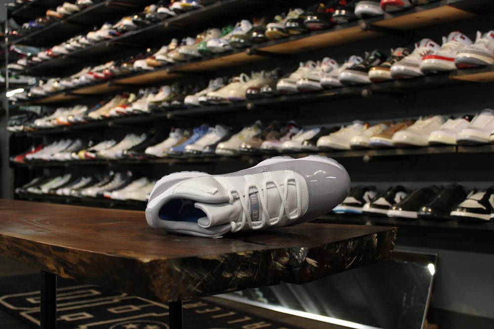 AIR JORDAN XI LOW (11) "CEMENT GREY/UNI BLUE"