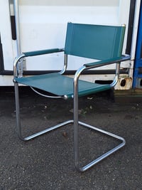 Image 1 of Fauteuil cantilever en métal chromé et cuir vert