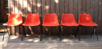 Image 2 of Lot de 5 chaises en plastique orange Robin Day pour Hille