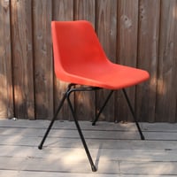 Image 4 of Lot de 5 chaises en plastique orange Robin Day pour Hille
