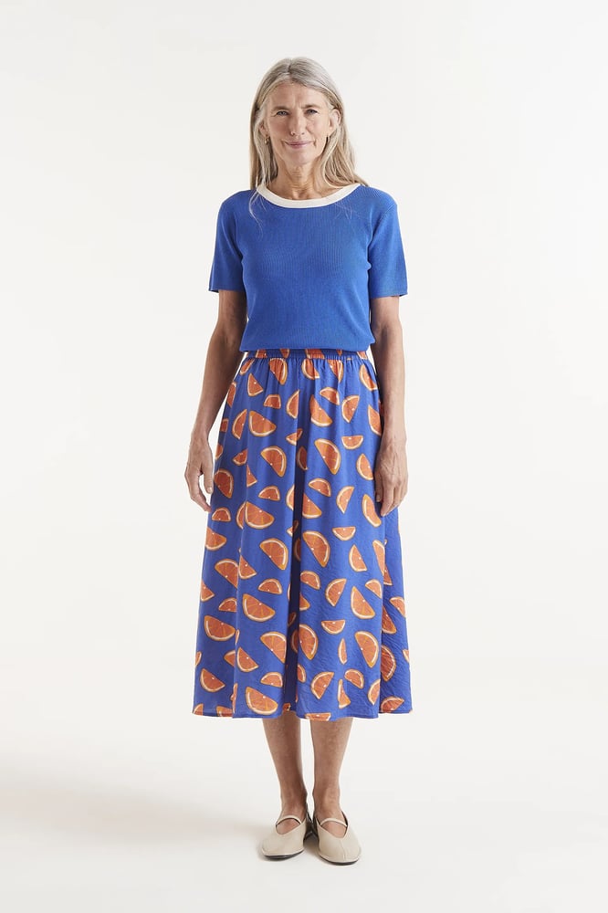 Image of Falda midi   con estampado de narajas .