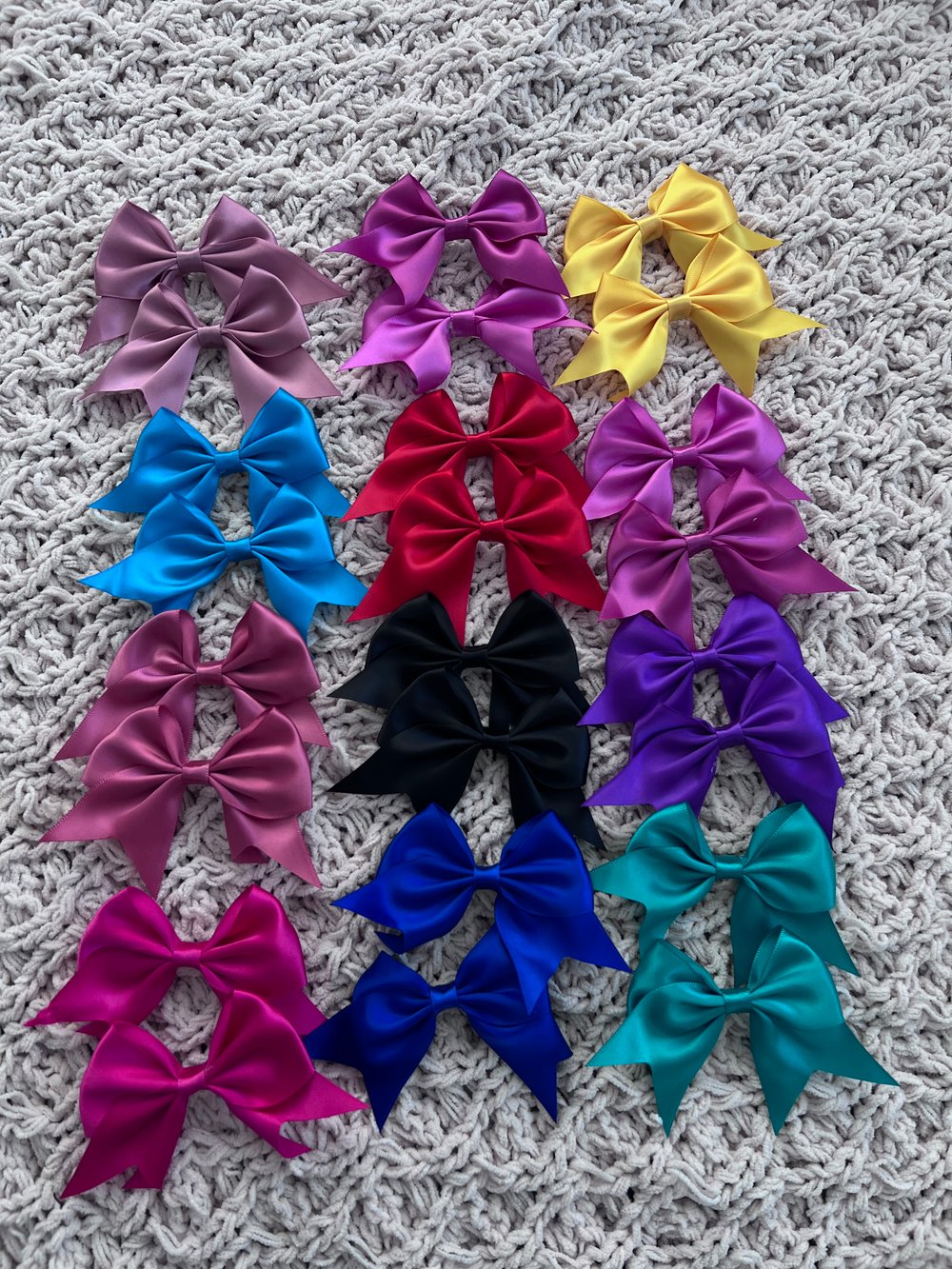 12 pairs piggy bows 