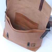 Image 5 of Classic Medium Messenger low vintage tan