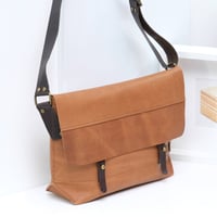 Image 2 of Classic Medium Messenger low vintage tan