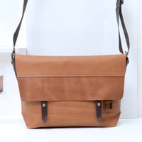 Image 1 of Classic Medium Messenger low vintage tan