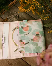 Image 5 of Pochette Broderie taille L CHINGU "Oiseaux d'hiver"