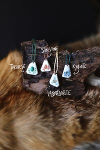 Image 2 of Ciondolo Nugget -osso e pietre-