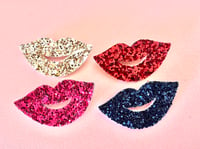 Image 1 of Broche Kiss - paillettes glitter 