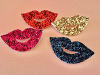 Image 3 of Broche Kiss - paillettes glitter 