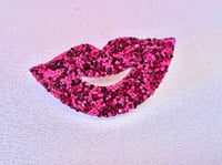 Image 4 of Broche Kiss - paillettes glitter 