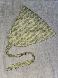 Image 3 of Crown Cover in Lovely Leaves