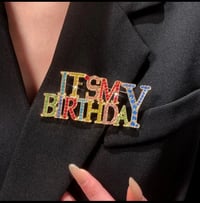 “ITS MY BIRTHDAY BROOCH” (Multicolor)