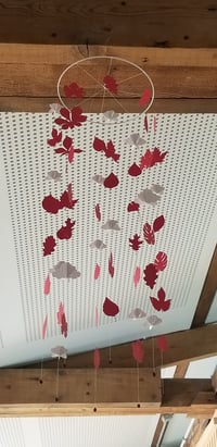 Suspension mobile · Feuilles d'arbres