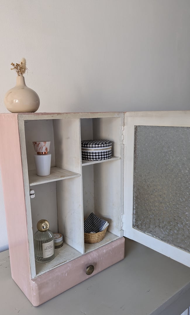 Armoire à pharmacie rose 