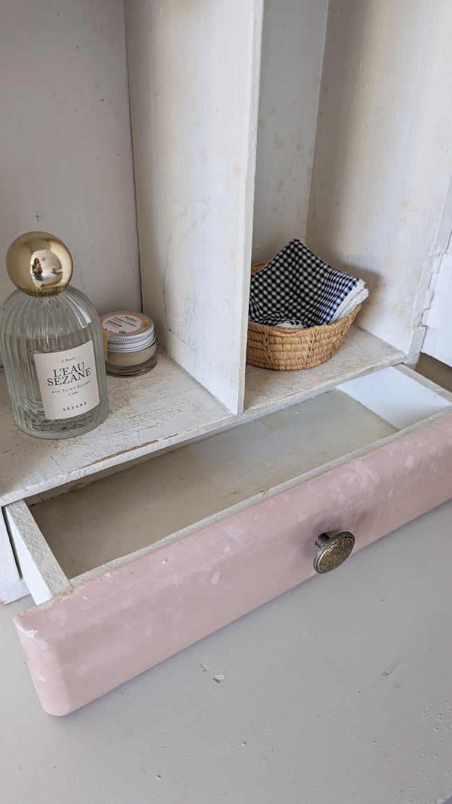 Armoire à pharmacie rose 