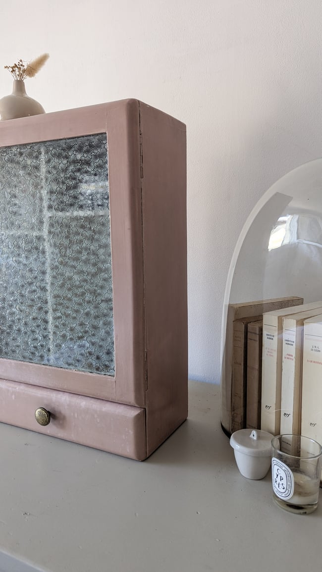 Armoire à pharmacie rose 